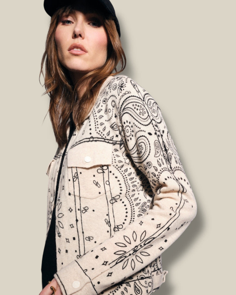 sable-zandkleurige-dames-jacket-met-bandana-print-lange-mouwen-stiksels-choupette-van-ma-petite-capsule-she-stories-gwen