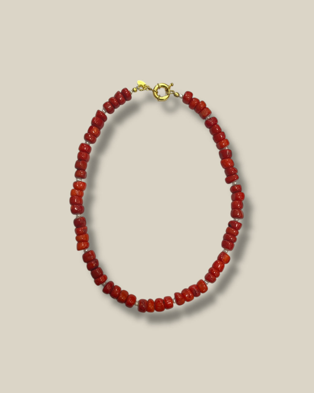 Rode-coral-dames-ketting-van-i-am-jai-she-stories-gwen
