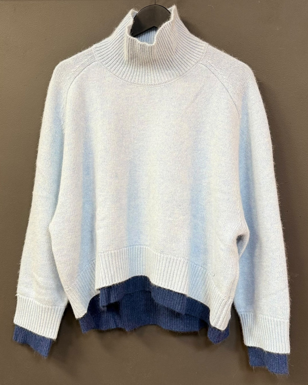 blue-ciel-dames-wollen-trui-met-hoge-hals-lange-mouwen-rib-dallas-van-ma-petite-capsule-she-stories-gwen