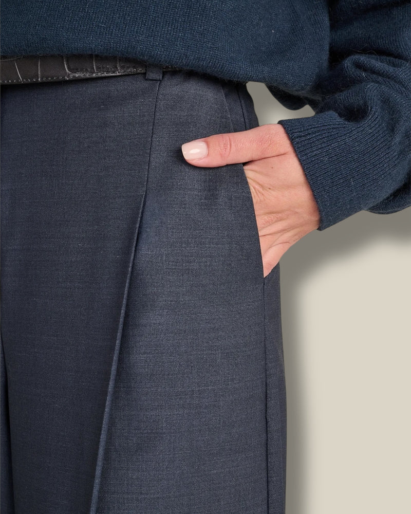 cloudy-blue-dames-pantalon-trousers-van-wol-getailleerd-edith-van-march23-she-stories-gwen