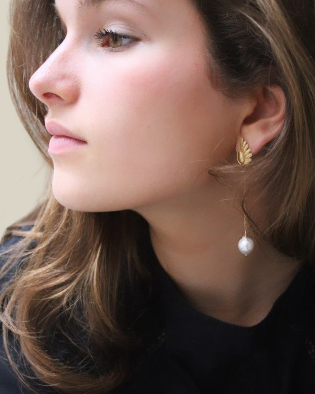 white-pearl-dames-oorbellen-angel-van-fien-she-stories-gwen-leidschendam