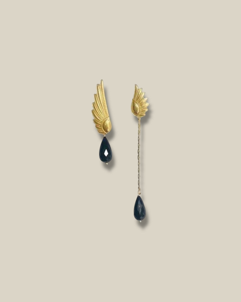 black-onyx-gouden-dames-oorbellen-angel-van-fien-she-stories-gwen