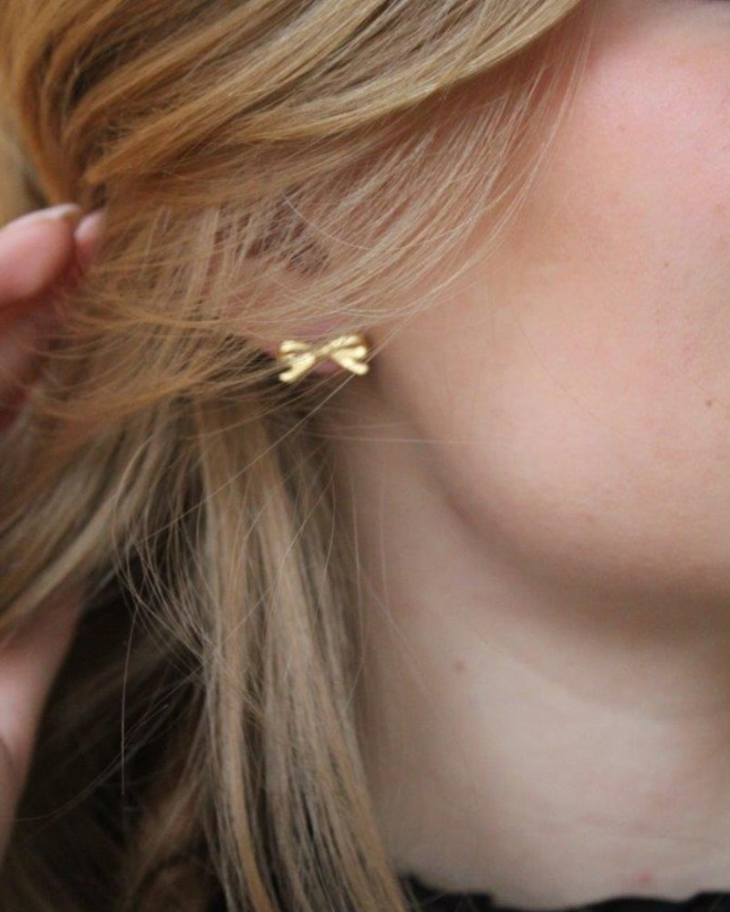 satin-gold-dames-stud-oorbellen-van-verguld-zilver-14k-emily-van-fien-she-stories-gwen
