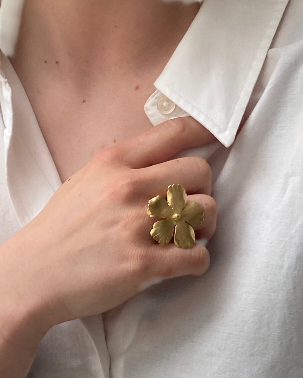 gouden-dames-ring-flower-van-fien-she-stories-gwen-leidschendam