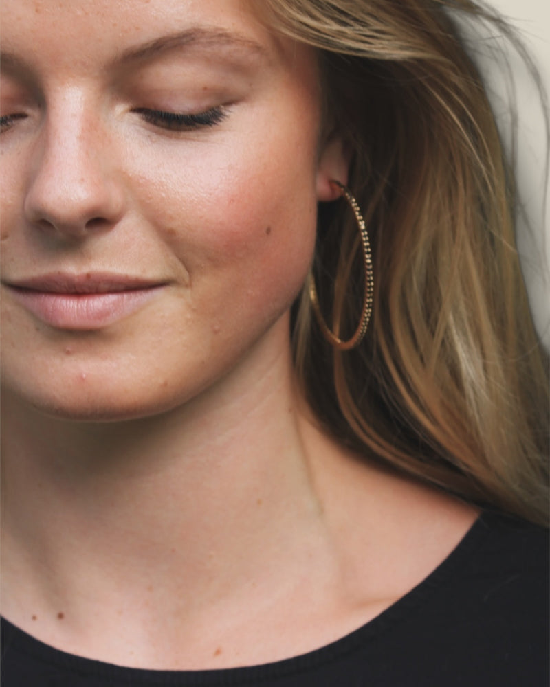 gouden-zwarte-zirconia-dames-oorbellen-hoops-hope-van-fien-she-stories-gwen