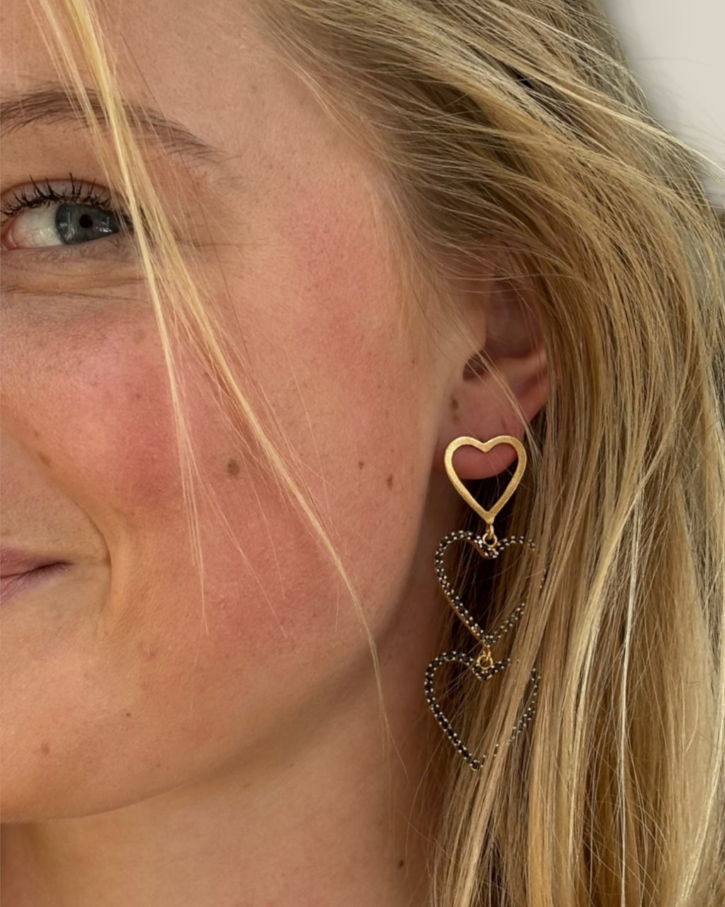 black-zirconia-gouden-dames-oorbellen-3-hartjes-love-van-fien-she-stories-gwen