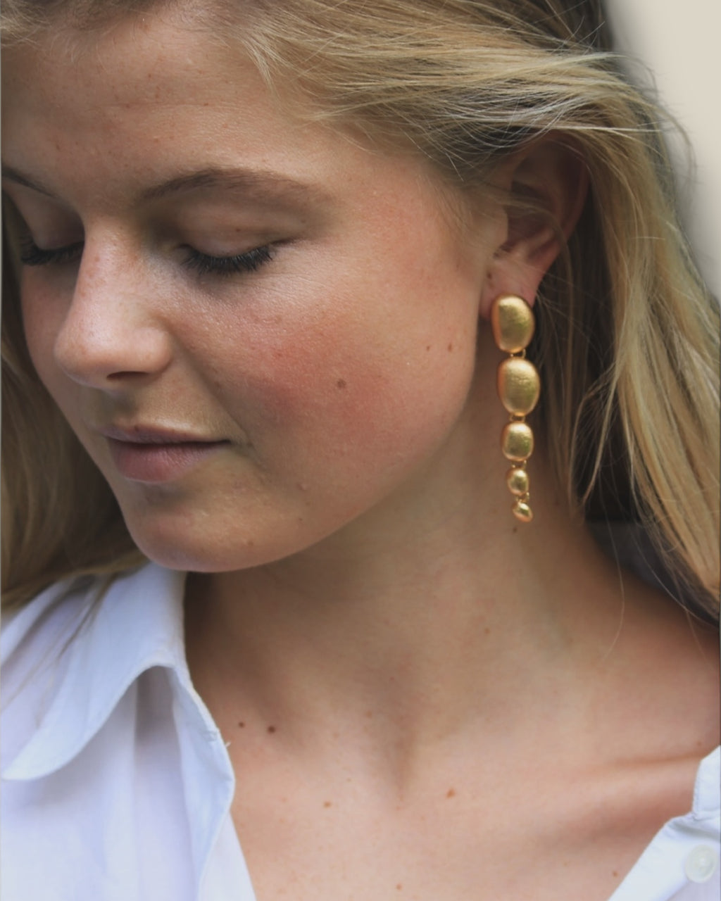 gouden-dames-oorbellen-paloma-van-fien-she-stories-gwen-leidschendam