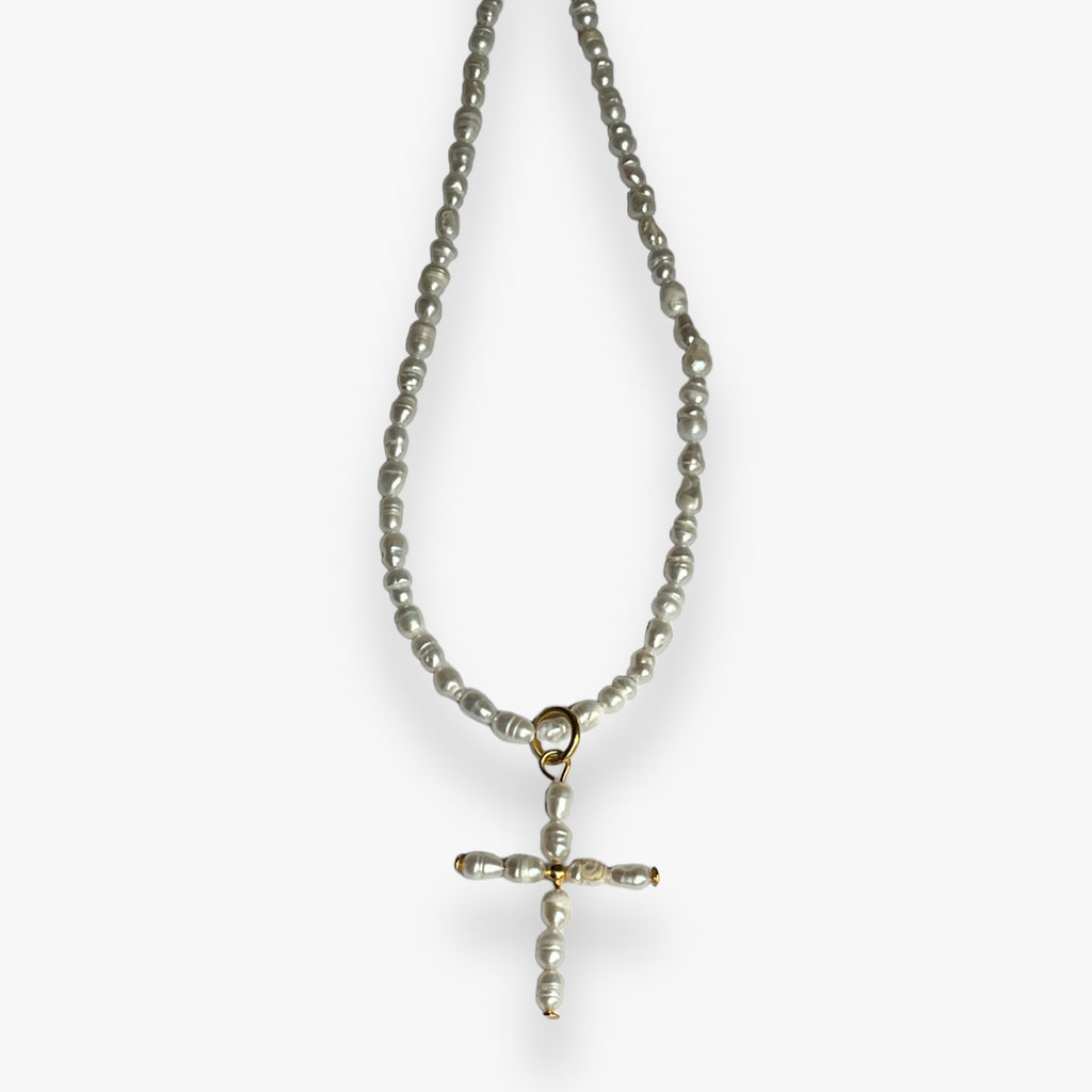 white-dames-pearl-cross-parel-ketting-van-fien-she-stories-gwen