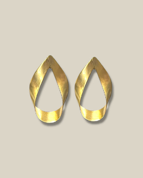 gouden-dames-oorbellen-twisted-XL-van-fien-she-stories-gwen