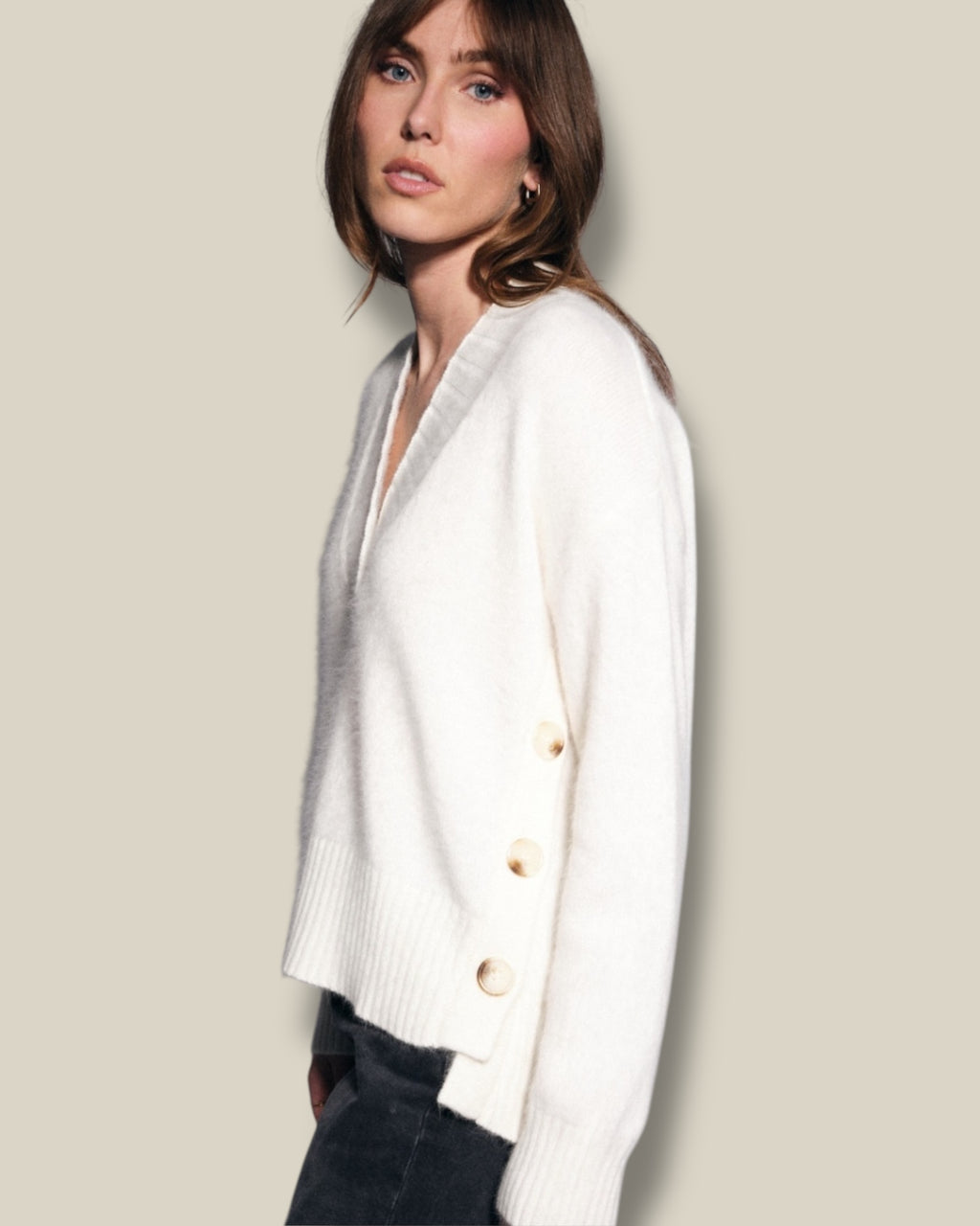 ecru-dames-trui-met-v-hals-lange-mouwen-knopen-fith-avenue-van-ma-petite-capsule-she-stories-gwen