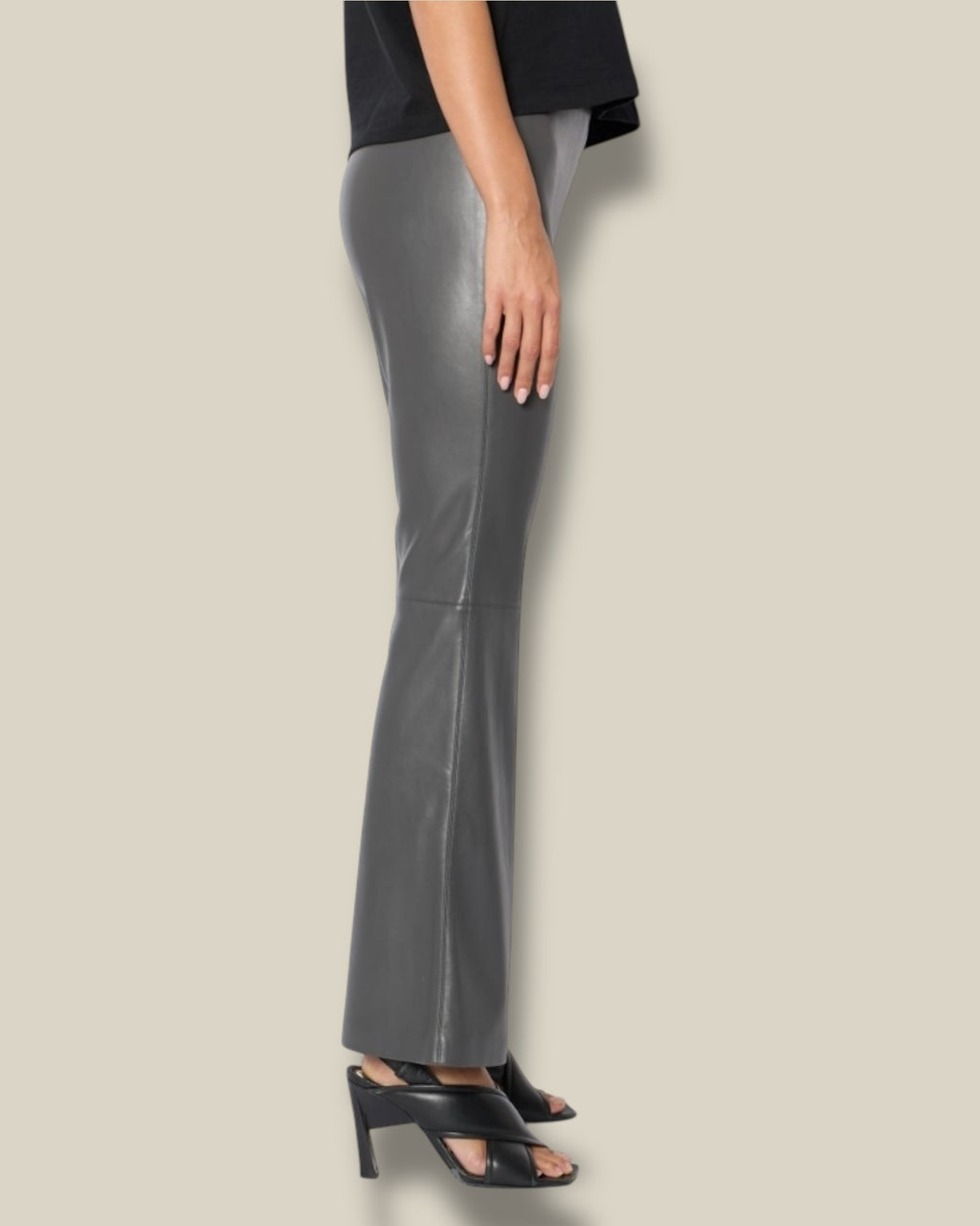 antraciet-grijze-dames-trousers-van-faux-leather-met-flare-pijpen-poppy-van-berenice-she-stories-gwen