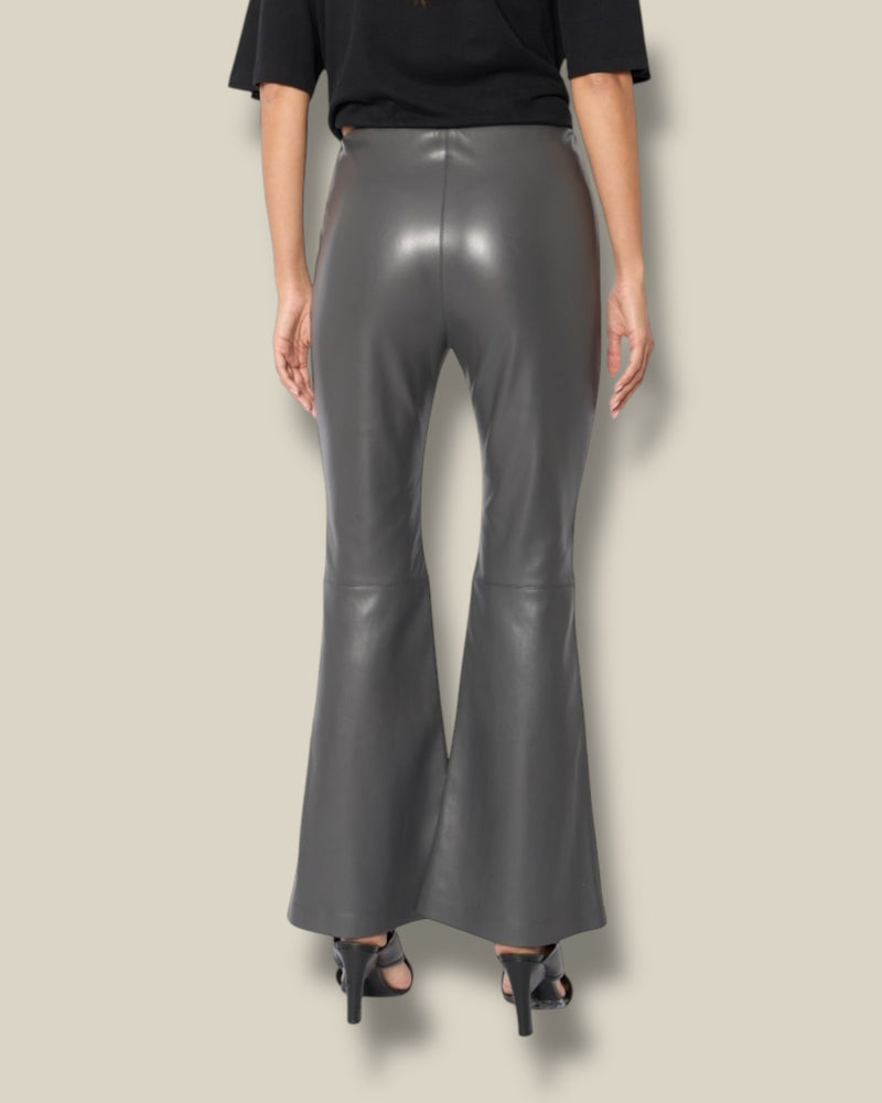 antraciet-grijze-dames-trousers-van-faux-leather-met-flare-pijpen-poppy-van-berenice-she-stories-gwen