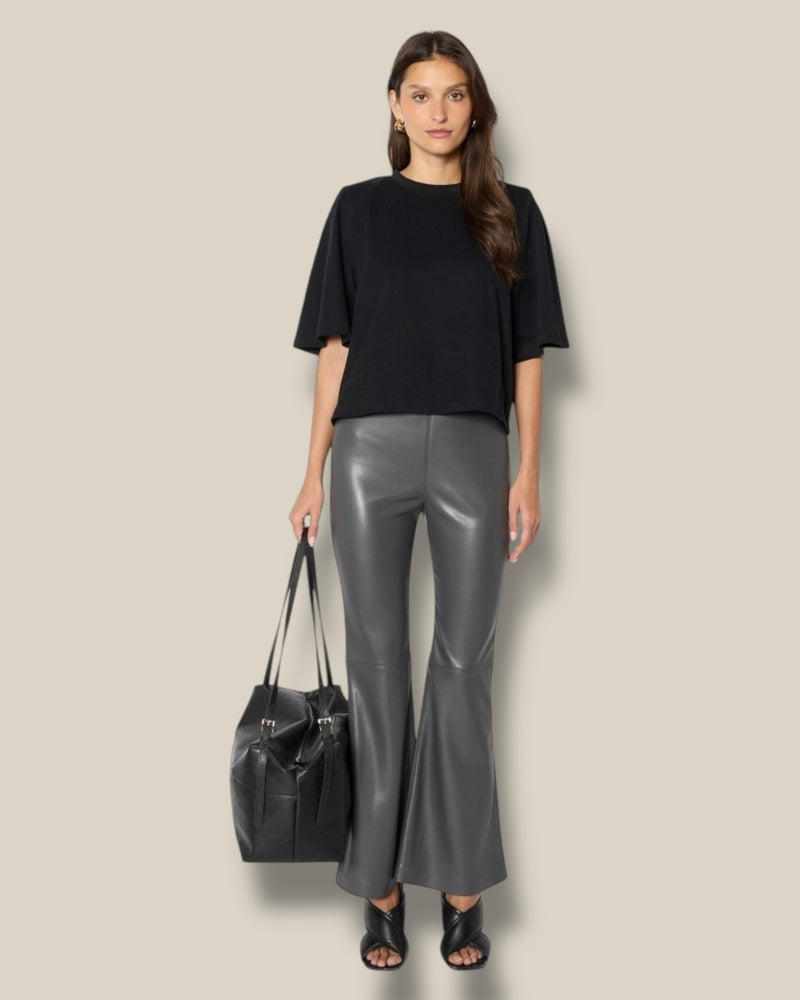 antraciet-grijze-dames-trousers-van-faux-leather-met-flare-pijpen-poppy-van-berenice-she-stories-gwen
