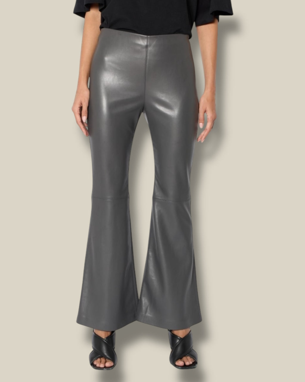 antraciet-grijze-dames-trousers-van-faux-leather-met-flare-pijpen-poppy-van-berenice-she-stories-gwen