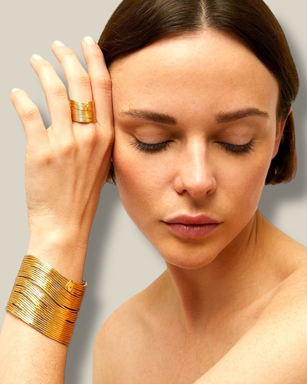 gouden-dames-ring-wave-verguld-24k-van-gas-bijoux-she-stories-gwen-leidschendam