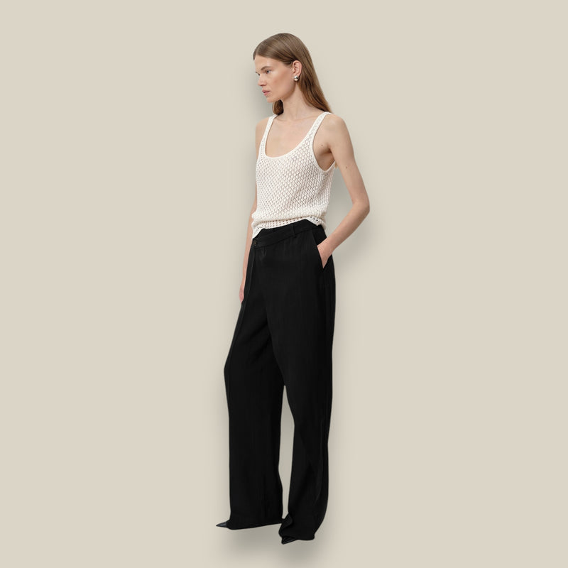 zwarte-dames-pantalon-met-knoopdetail-straightfit-normale-taille-alina-van-herskind-she-stories-gwen