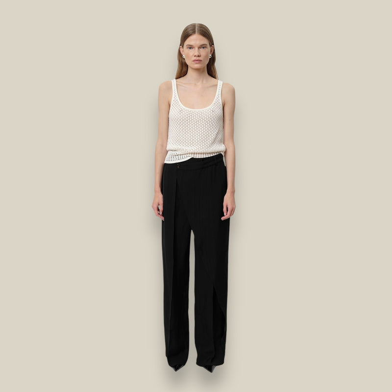 zwarte-dames-pantalon-met-knoopdetail-straightfit-normale-taille-alina-van-herskind-she-stories-gwen