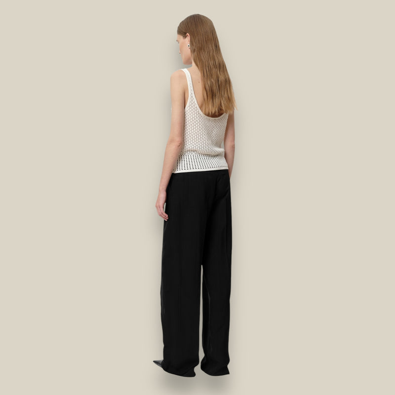 zwarte-dames-pantalon-met-knoopdetail-straightfit-normale-taille-alina-van-herskind-she-stories-gwen