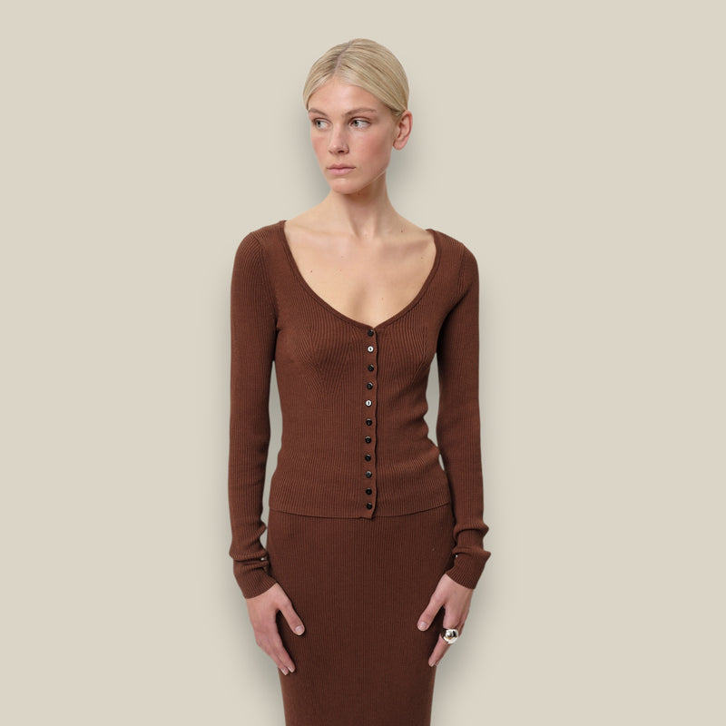 toffee-dames-rib-knit-vest-met-knopen-v-hals-lange-mouwen-gili-van-herskind-she-stories-gwen