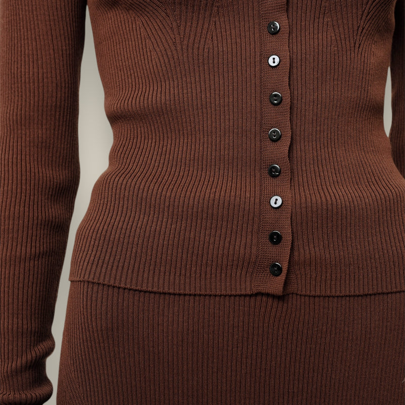 toffee-dames-rib-knit-vest-met-knopen-v-hals-lange-mouwen-gili-van-herskind-she-stories-gwen