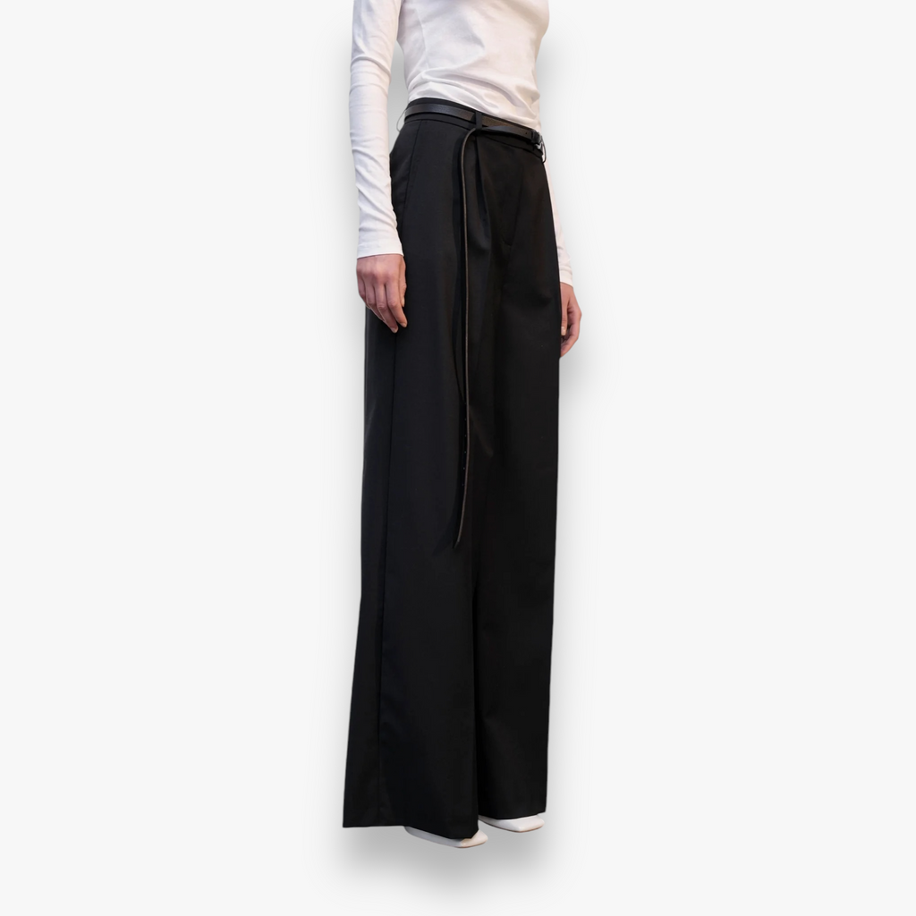 zwarte-dames-pantalon-met-wijde-pijpen-mid-waist-riemlussen-kelly-van-herskind-she-stories-gwen