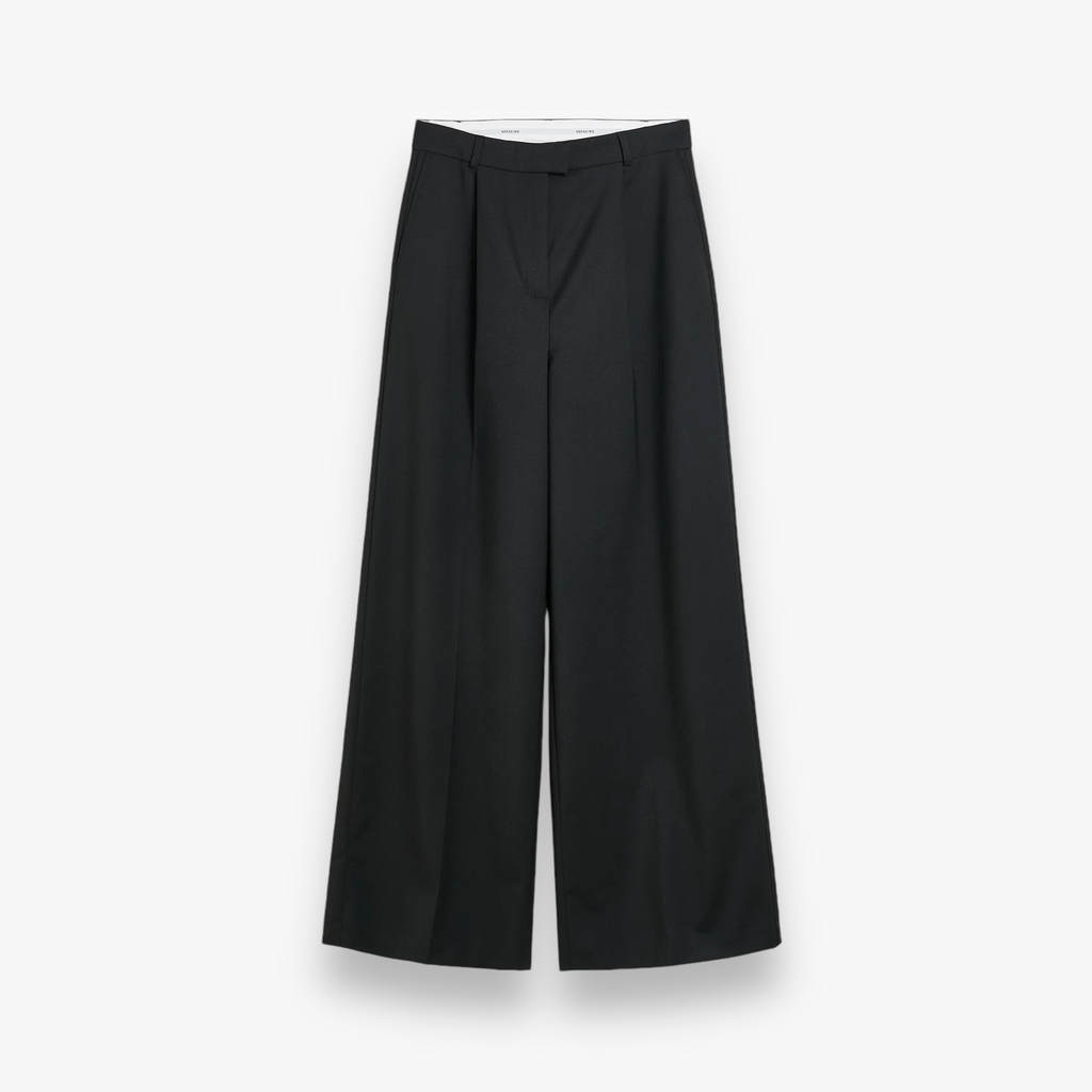 zwarte-dames-pantalon-met-wijde-pijpen-mid-waist-riemlussen-kelly-van-herskind-she-stories-gwen