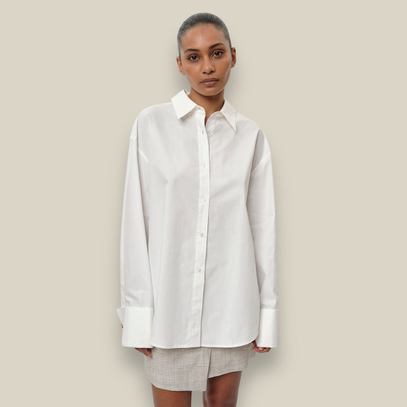 witte-dames-oversized-blouse-met-kraag-lange-wijde-mouwen-olga-van-herskind-she-stories-gwen