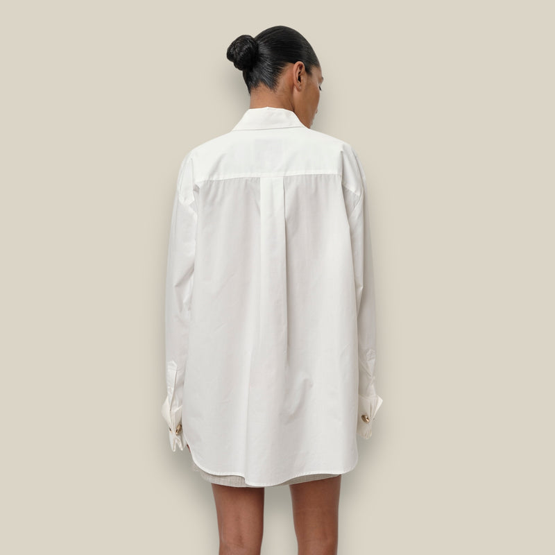 witte-dames-oversized-blouse-met-kraag-lange-wijde-mouwen-olga-van-herskind-she-stories-gwen