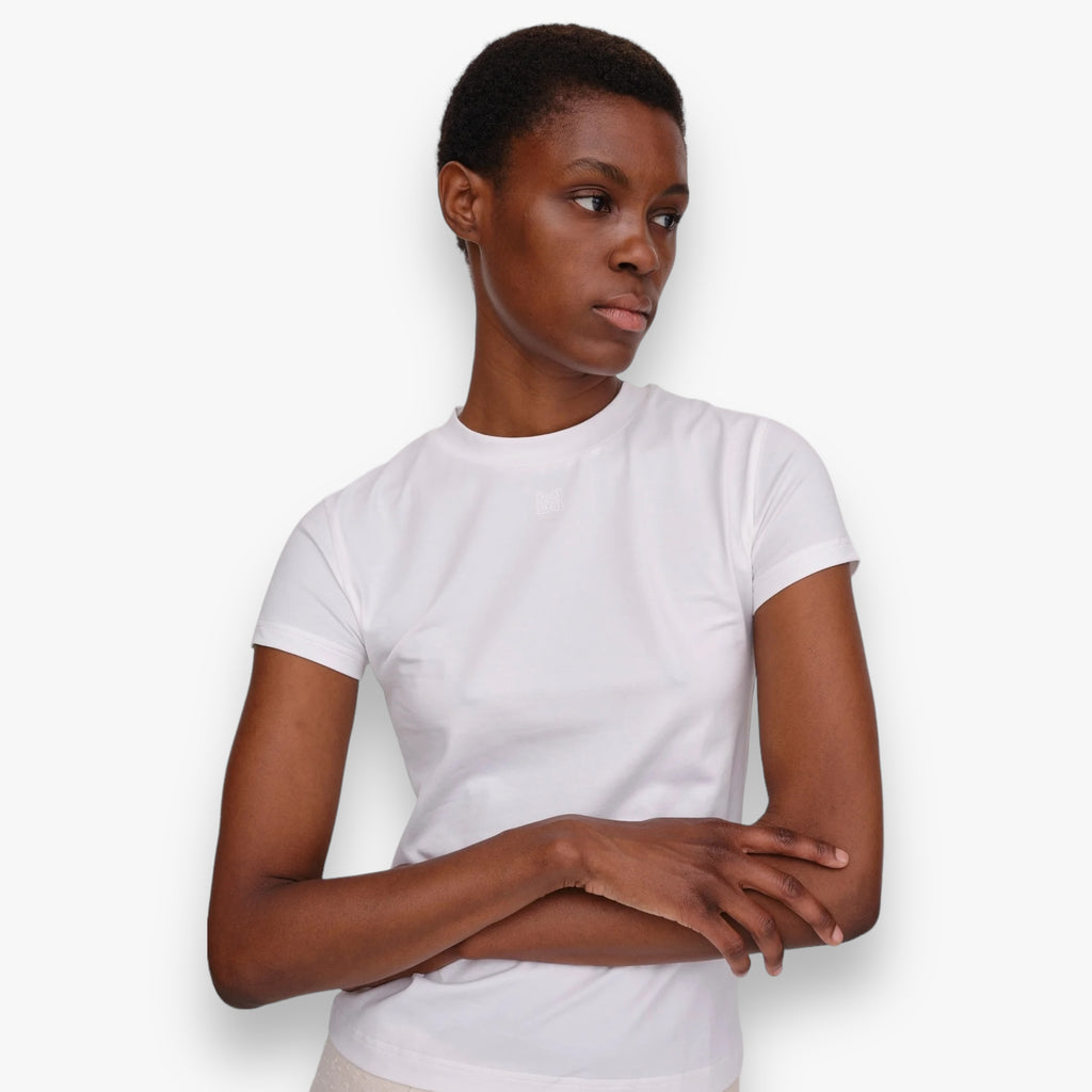wit-dames-t-shirt-met-ronde-hals-korte-mouwen-logo-van-biologisch-katoen-telia-van-herskind-she-stories-gwen