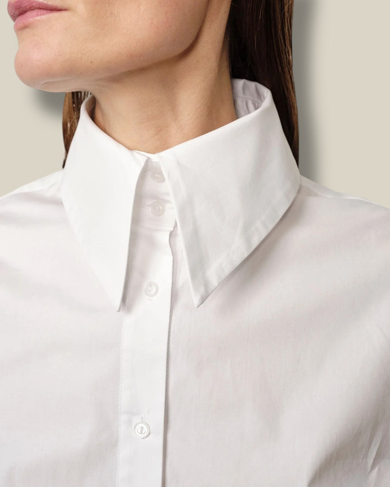 witte-dames-blouse-met-grote-kraag-lange-mouwen-tuva-van-herskind-she-stories-gwen