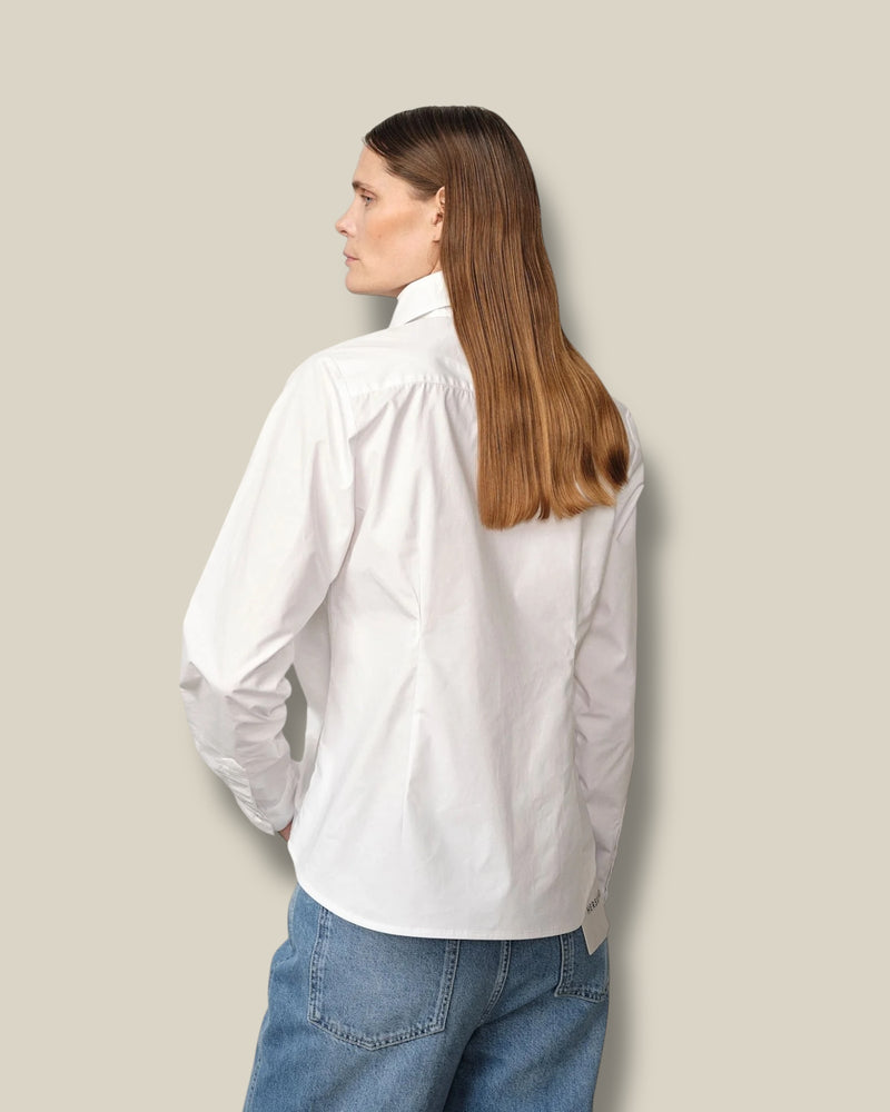 witte-dames-blouse-met-grote-kraag-lange-mouwen-tuva-van-herskind-she-stories-gwen