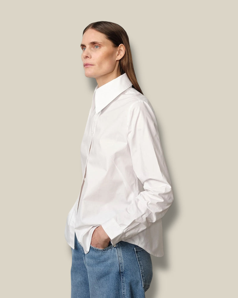 witte-dames-blouse-met-grote-kraag-lange-mouwen-tuva-van-herskind-she-stories-gwen