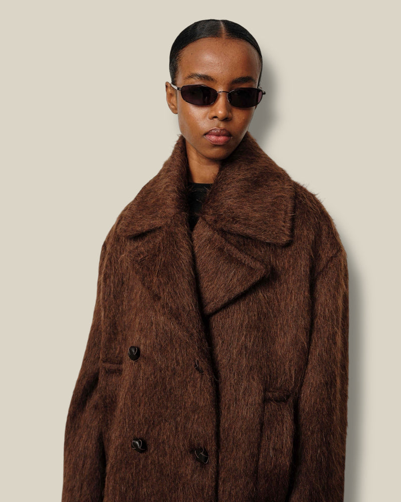 bruine-dames-coat-met-revers-lange-mouwen-double-breasted-van-wol-alpaca-mohair-shelby-van-herskind-she-stories-gwen