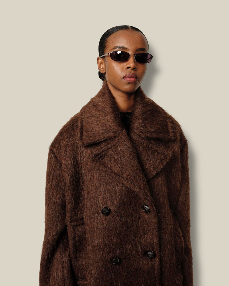 bruine-dames-coat-met-revers-lange-mouwen-double-breasted-van-wol-alpaca-mohair-shelby-van-herskind-she-stories-gwen