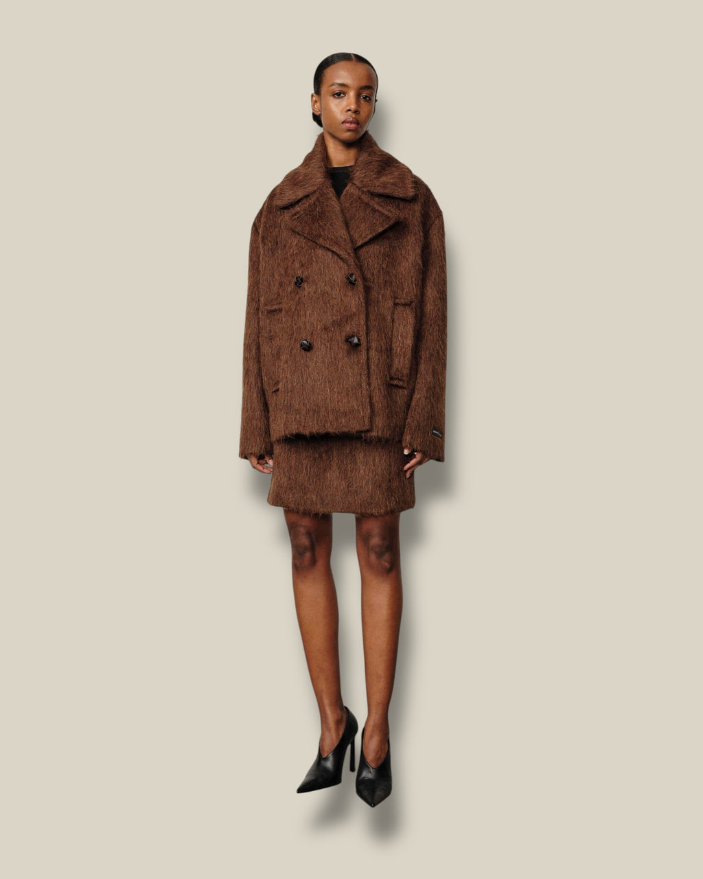 bruine-dames-coat-met-revers-lange-mouwen-double-breasted-van-wol-alpaca-mohair-shelby-van-herskind-she-stories-gwen