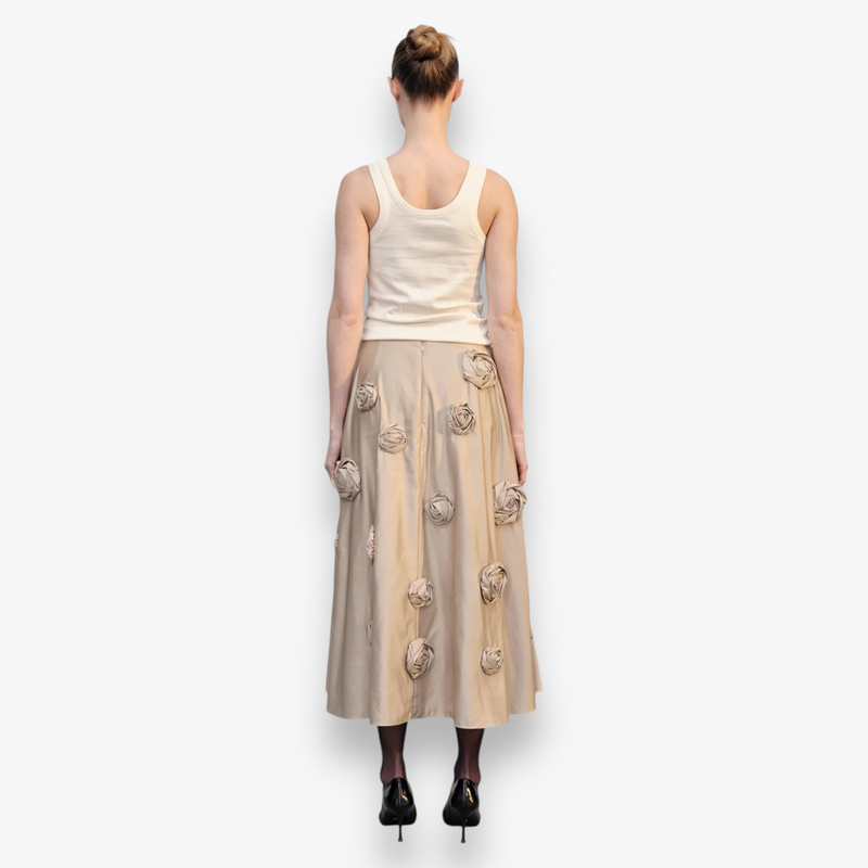 creme-dames-midi-rok-met-hangemaakte-rozen-william-van-herskind-she-stories-gwen