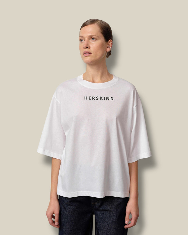 off-white-dames-t-shirt-met-ronde-hals-korte-mouwen-logo-van-biologisch-katoen-herskind-she-stories-gwen