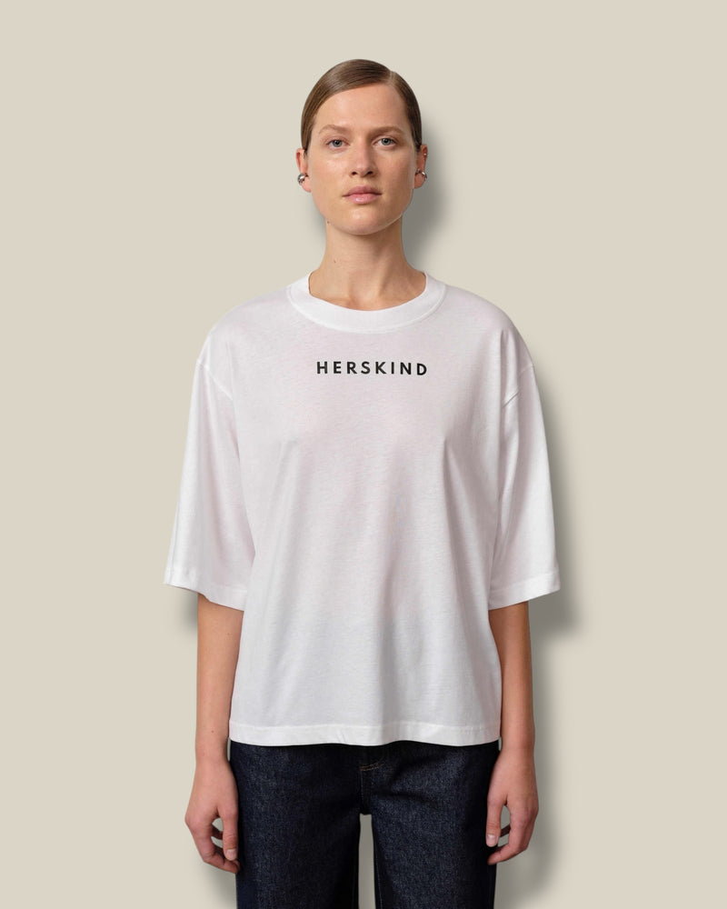 off-white-dames-t-shirt-met-ronde-hals-korte-mouwen-logo-van-biologisch-katoen-herskind-she-stories-gwen