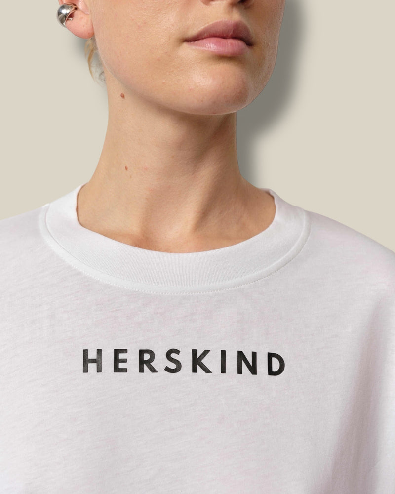 off-white-dames-t-shirt-met-ronde-hals-korte-mouwen-logo-van-biologisch-katoen-herskind-she-stories-gwen