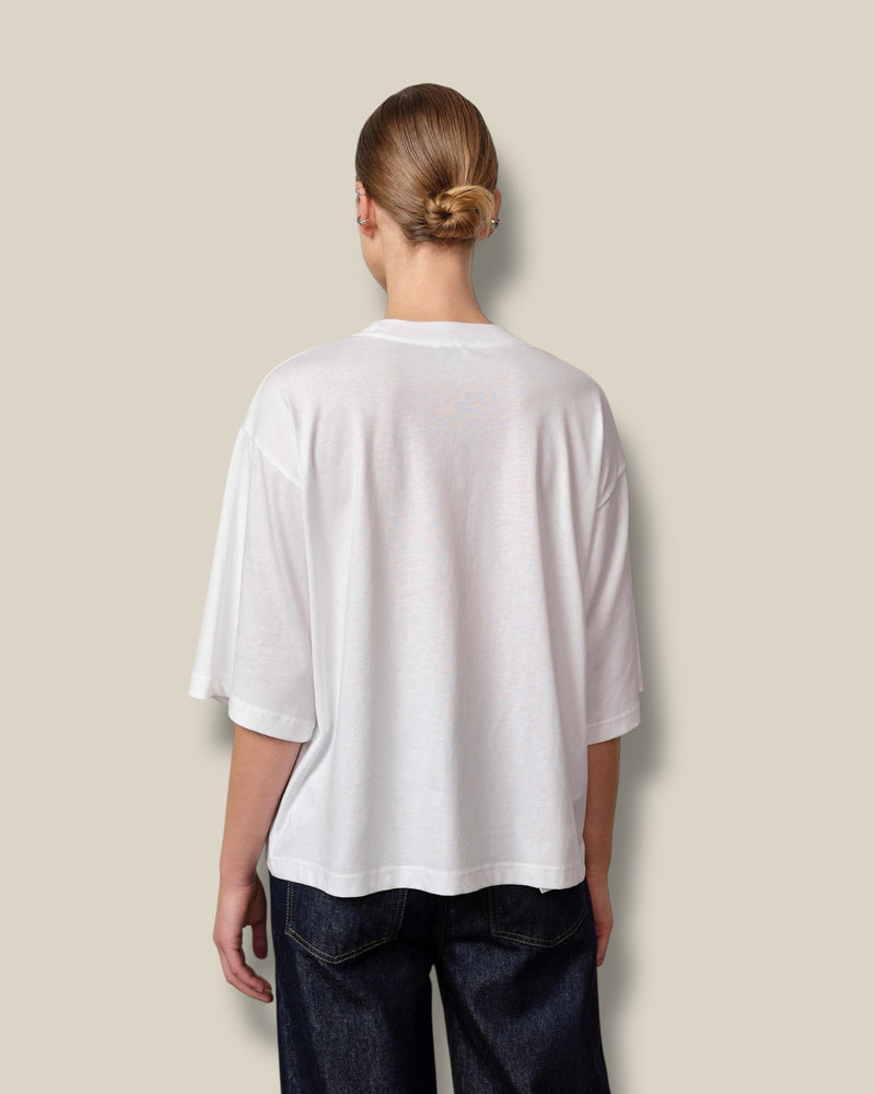 off-white-dames-t-shirt-met-ronde-hals-korte-mouwen-logo-van-biologisch-katoen-herskind-she-stories-gwen