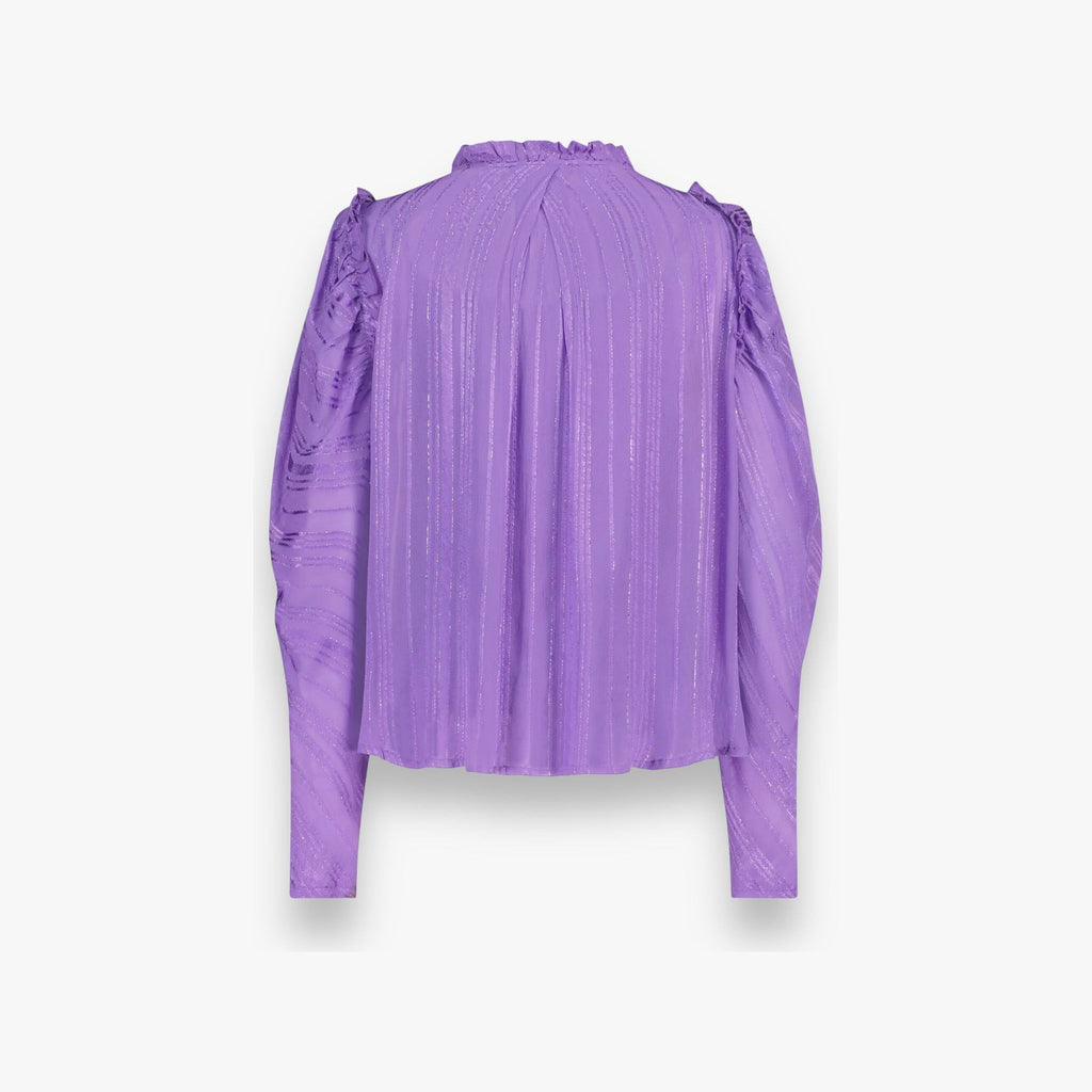 violet-paarse-dames0-top-met-geplooide-mouwen-ruffle-kraag-v-hals-lurex-detail-tava-van-ibana-she-stories-gwen