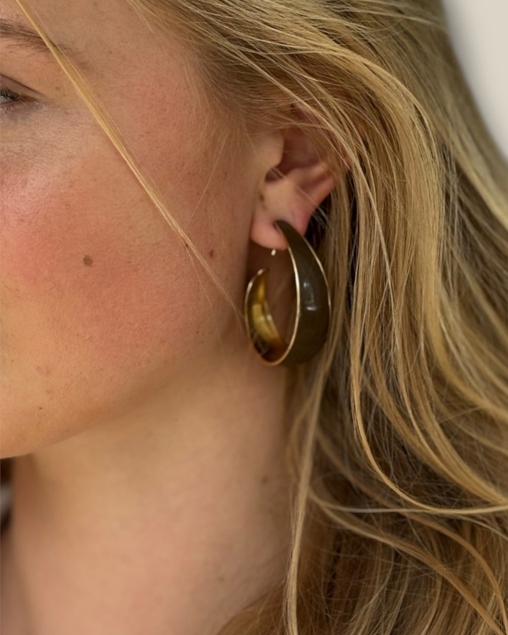 Coffee-brown-taupe-dames-oorbellen-kate-in-goud-van-fien-she-stories-gwen-leidschendam