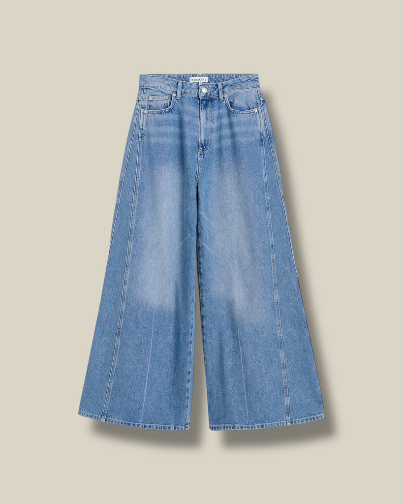 light-indigo-dames-jeans-met-5-pockets-wijde-pijpen-mid-waist-katja-van-herskind-she-stories-gwen