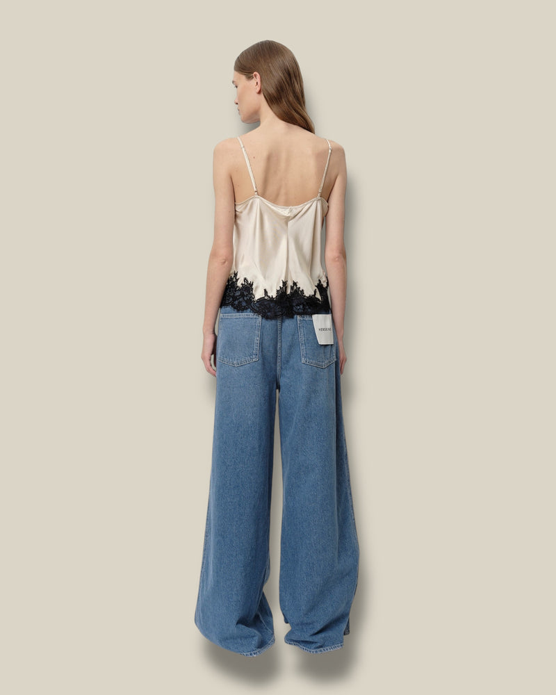 light-indigo-dames-jeans-met-5-pockets-wijde-pijpen-mid-waist-katja-van-herskind-she-stories-gwen