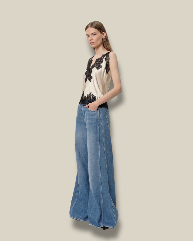 light-indigo-dames-jeans-met-5-pockets-wijde-pijpen-mid-waist-katja-van-herskind-she-stories-gwen