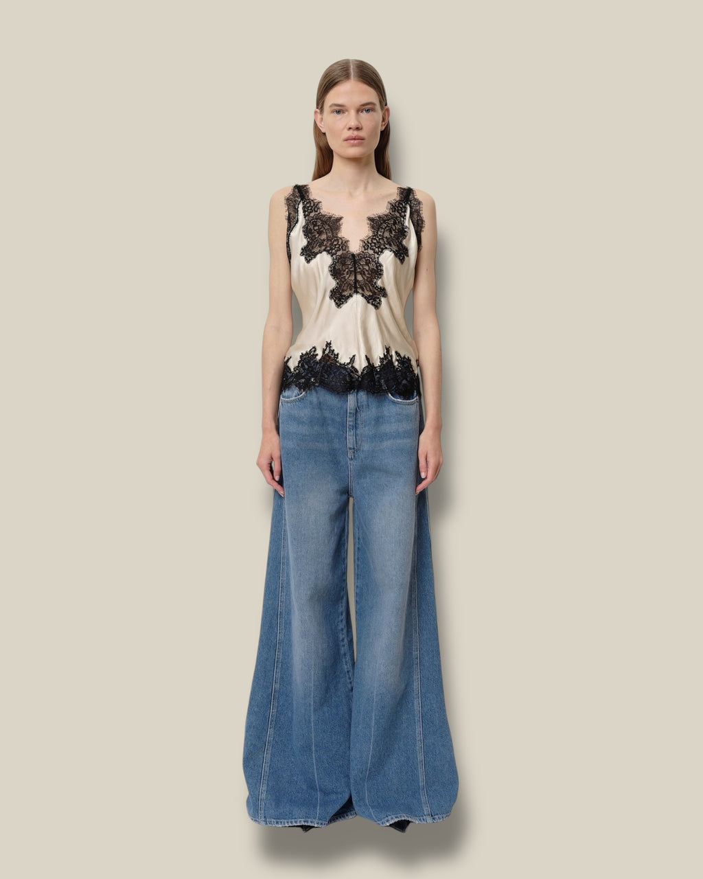 light-indigo-dames-jeans-met-5-pockets-wijde-pijpen-mid-waist-katja-van-herskind-she-stories-gwen