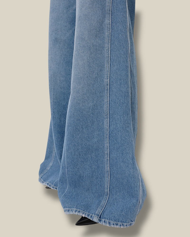 light-indigo-dames-jeans-met-5-pockets-wijde-pijpen-mid-waist-katja-van-herskind-she-stories-gwen