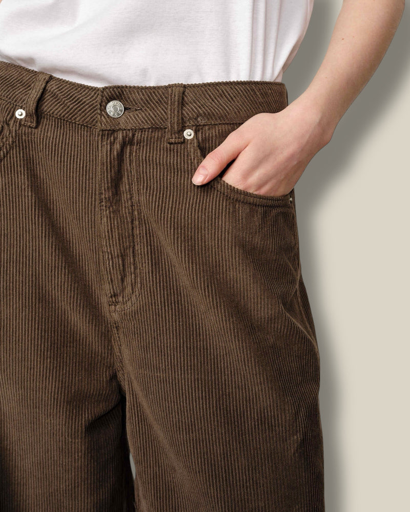dark-olive-dames-pantalon-corduroy-5-pocket-kat-van-herskind-she-stories-gwen