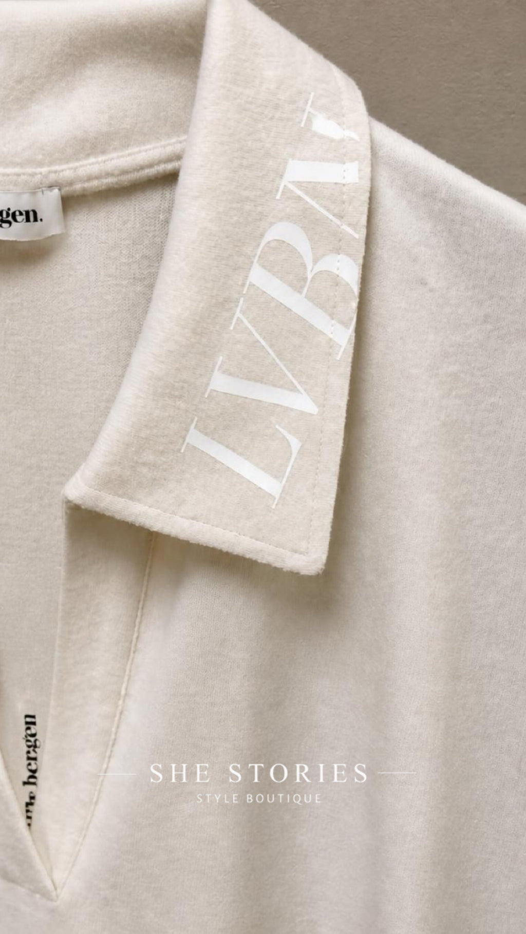 espresso-dames-polo-shirt-met-logoprint-nancy-van-liv-bergen-she-stories-gwen-leidschendam