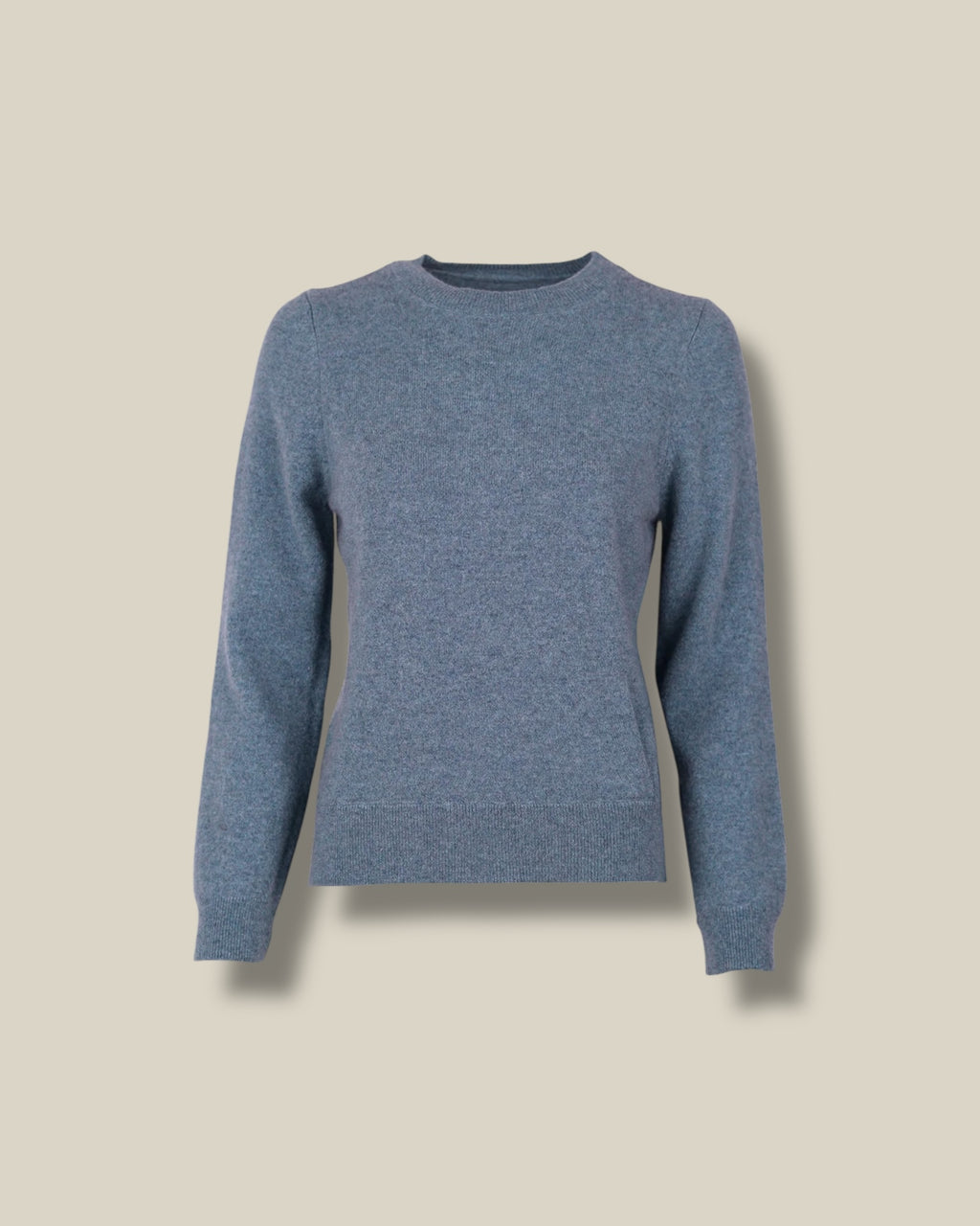 cloudy-blue-dames-pull-van-kasjmier-met-rib-ronde-hals-lange-mouwen-liva-van-march23-she-stories-gwen